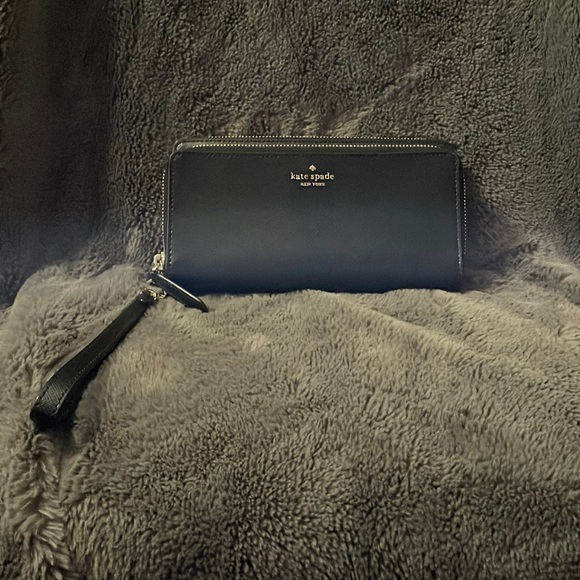 kate spade Handbags - Kate spade saffiano leather large carryall wristlet